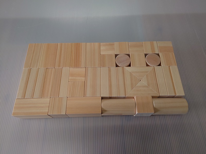 檜（ひのき）で造った積み木 木箱セット2