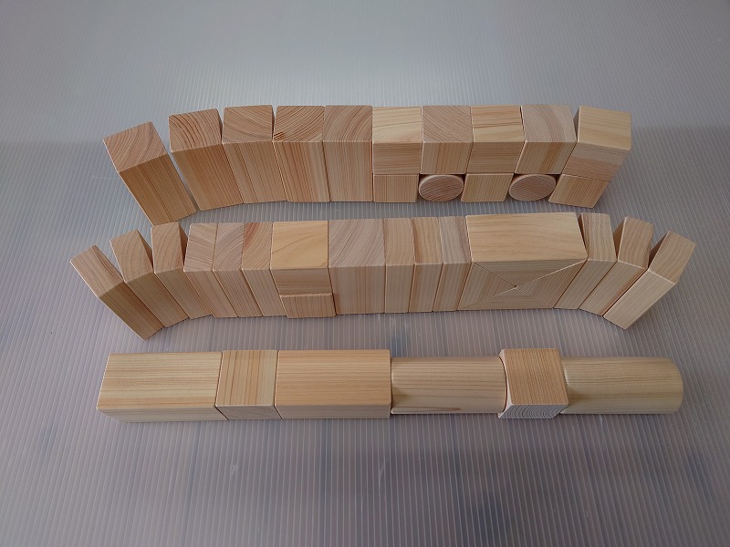 檜（ひのき）で造った積み木 木箱セット3