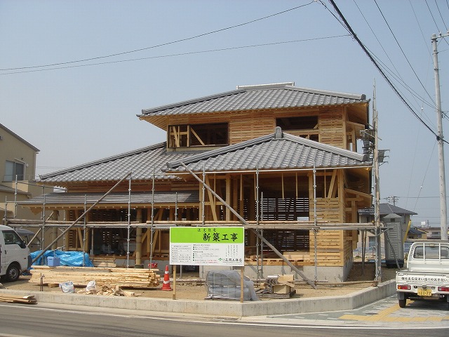 瓦葺き及び下屋根取付の完了