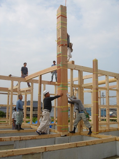 大黒柱を建てている様子2